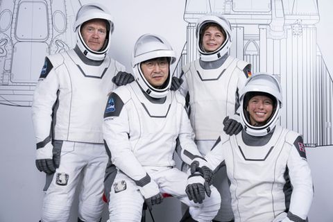 Die Crew der "Fram2" mit der Deutschen Rabea Rogge (2.v.r.)