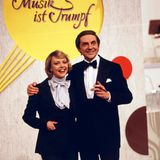 Mit Juhnke zusammenzuarbeiten, ist ein Risiko. Dennoch vertraut das ZDF ihm 1979 sein Programm-Highlight an: "Musik ist Trumpf". Die Livesendung verfolgen bis zu 30 Millionen Zuschauer. Als Nachfolger von Peter Frankenfeld brilliert er an der Seite von Barbara Schöne als Showmaster. Doch der Alkohol holt ihn erneut ein. 1981 ist er so volltrunken, dass er nicht moderieren kann. Ein Eklat. Und eine Peinlichkeit für das ZDF. Der Sender beerdigt seine erfolgreichste Sendung und entlässt Juhnke