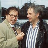 Trotz seiner Erfolge sehnt sich Harald Juhnke nach Anerkennung. Er will auch vom Feuilleton ernst genommen werden. In den 1990er-Jahren schafft er diesbezüglich seinen Durchbruch: In Helmut Dietls Verfilmung "Schtonk" spielt er gemeinsam mit den Granden des deutschen Kinos wie Götz George (l.)