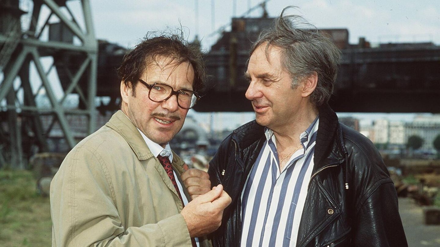 Trotz seiner Erfolge sehnt sich Harald Juhnke nach Anerkennung. Er will auch vom Feuilleton ernst genommen werden. In den 1990er-Jahren schafft er diesbezüglich seinen Durchbruch: In Helmut Dietls Verfilmung "Schtonk" spielt er gemeinsam mit den Granden des deutschen Kinos wie Götz George (l.)