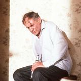 Auch in den 1990er-Jahren reißen die Alkohol-Skandale um Harald Juhnke nicht ab. Und dennoch spielt er mit 65 Jahren die Rolle seines Lebens: In "Der Trinker" mimt Juhnke einen Alkoholiker zwischen Selbstbetrug und Selbstzerstörung – in gewisser Weise spielt er sich selbst. Es ist der Schlusspunkt einer herausragenden Karriere. Knapp sechs Jahre später stürzt Juhnke ein letztes Mal ab. Er erholt sich nicht mehr – Diagnose: Demenz, vermutlich bedingt durch jahrzehntelangen Alkoholmissbrauch. Die letzten vier Jahre seines Lebens verbringt Juhnke in einem Altersheim