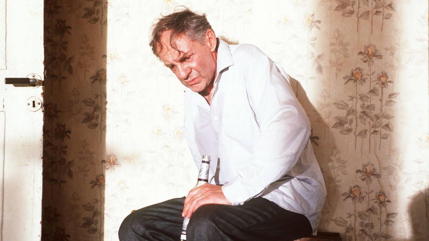 Auch in den 1990er-Jahren reißen die Alkohol-Skandale um Harald Juhnke nicht ab. Und dennoch spielt er mit 65 Jahren die Rolle seines Lebens: In "Der Trinker" mimt Juhnke einen Alkoholiker zwischen Selbstbetrug und Selbstzerstörung – in gewisser Weise spielt er sich selbst. Es ist der Schlusspunkt einer herausragenden Karriere. Knapp sechs Jahre später stürzt Juhnke ein letztes Mal ab. Er erholt sich nicht mehr – Diagnose: Demenz, vermutlich bedingt durch jahrzehntelangen Alkoholmissbrauch. Die letzten vier Jahre seines Lebens verbringt Juhnke in einem Altersheim