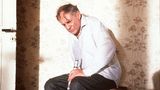 Auch in den 1990er-Jahren reißen die Alkohol-Skandale um Harald Juhnke nicht ab. Und dennoch spielt er mit 65 Jahren die Rolle seines Lebens: In "Der Trinker" mimt Juhnke einen Alkoholiker zwischen Selbstbetrug und Selbstzerstörung – in gewisser Weise spielt er sich selbst. Es ist der Schlusspunkt einer herausragenden Karriere. Knapp sechs Jahre später stürzt Juhnke ein letztes Mal ab. Er erholt sich nicht mehr – Diagnose: Demenz, vermutlich bedingt durch jahrzehntelangen Alkoholmissbrauch. Die letzten vier Jahre seines Lebens verbringt Juhnke in einem Altersheim