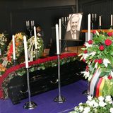 Am 1. April 2005 stirbt Harald Juhnke im Alter von 75 Jahren. Seine Beerdigung wird ein Stelldichein von Deutschlands Showgrößen. Pianist Paul Kuhn begleitet den Trauerzug mit Juhnkes Lieblingslied: "My Way" von Frank Sinatra