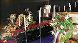 Am 1. April 2005 stirbt Harald Juhnke im Alter von 75 Jahren. Seine Beerdigung wird ein Stelldichein von Deutschlands Showgrößen. Pianist Paul Kuhn begleitet den Trauerzug mit Juhnkes Lieblingslied: "My Way" von Frank Sinatra