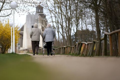 Ältere Frauen bei Spaziergang