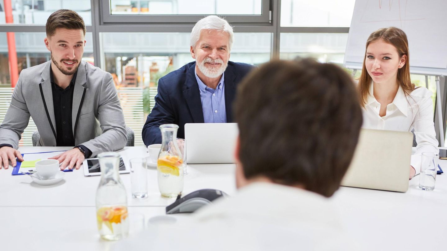 Personaler und Bewerber beim Vorstellungsgespräch Personaler und Bewerber beim Vorstellungsgespräch