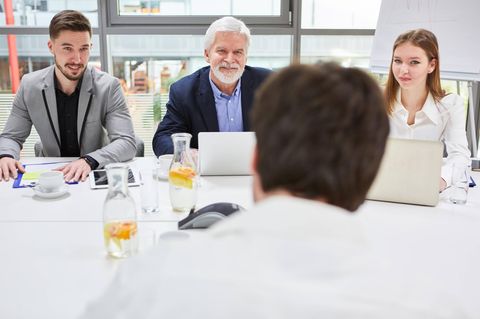 Personaler und Bewerber beim Vorstellungsgespräch