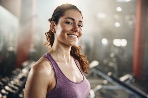 Bebilderung "Sport und Gehirn": Eine junge Frau blickt nach dem Sport lächelnd in die Kamera