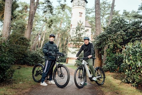 Extra E-Bike: Redakteur Oliver Creutz mit Sohn Emil auf dem Ohlsdorfer Friedhof