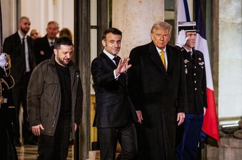 Selenskyj, Macron und Trump während eines Treffens