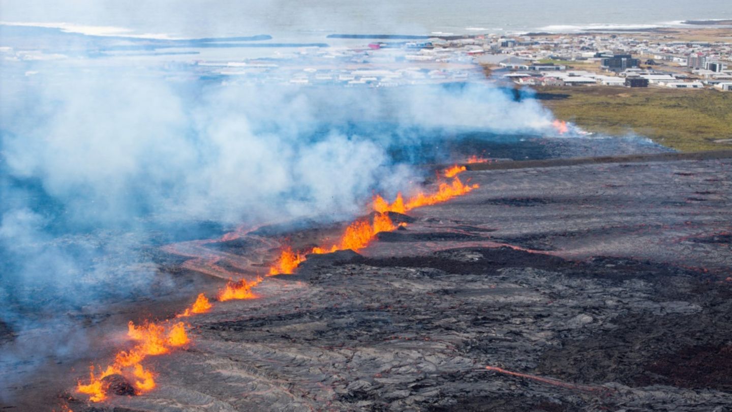 Lava kommt nahe Grindavik aus einem Riss aus der Erde