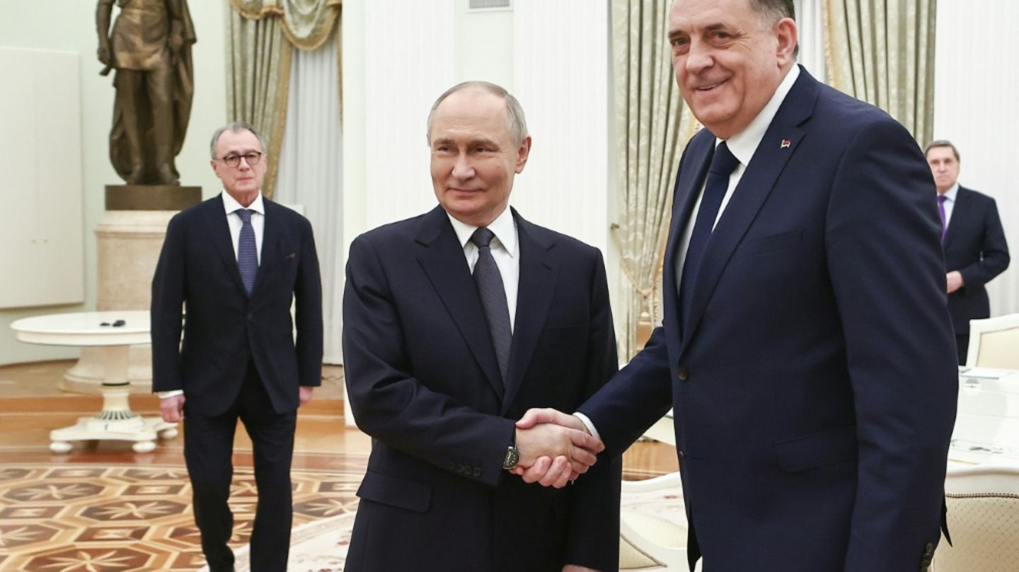 Putin begrüßt Dodik (r.) im Kreml