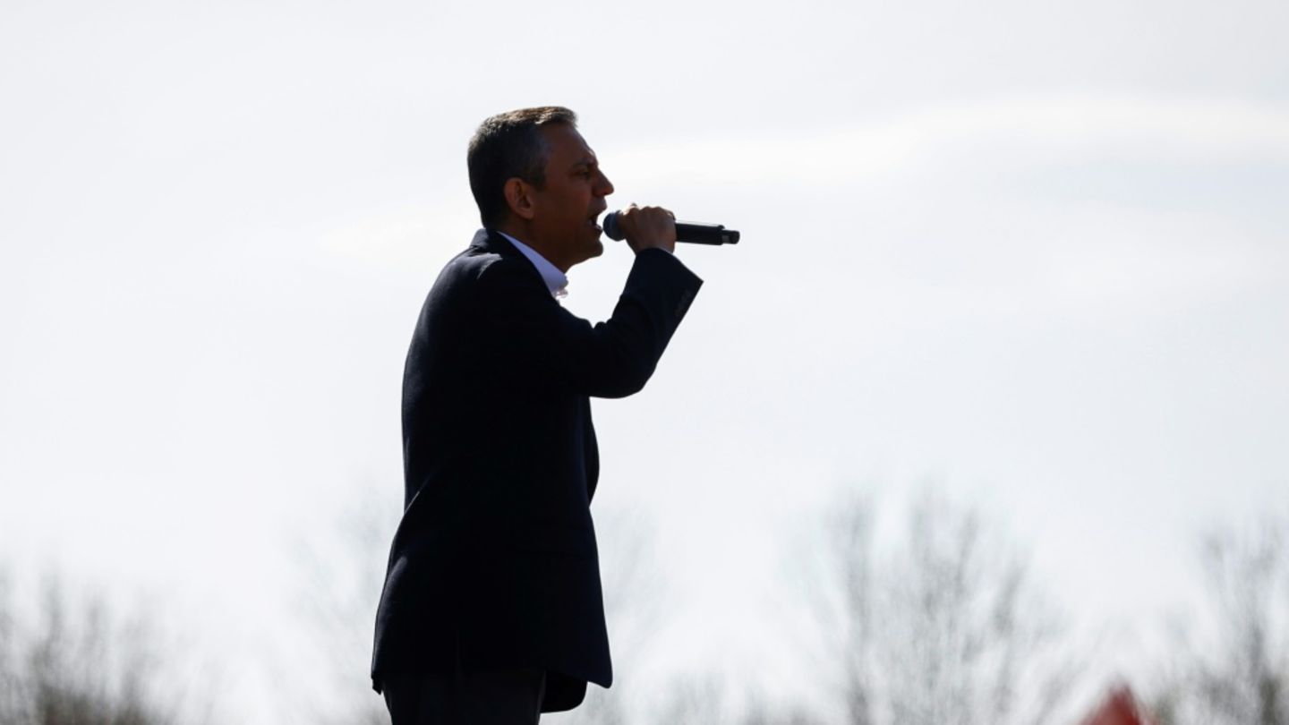 CHP-Chef Özgür Özel am Samstag am Rande Istanbuls