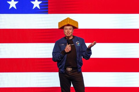 Noch kurz vor dem Wahltag machte Elon Musk in Wisconsin selbst Wahlkampf. In Green Bay setzte er sich sogar einen traditionellen Käsehut auf