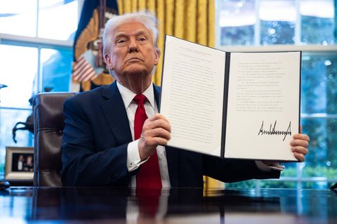 Der ganz normale Wahnsinn: Ende März verkündet Donald Trump im Weißen Haus die Einführung von Strafzöllen auf Autos und bestimmte Autoteile