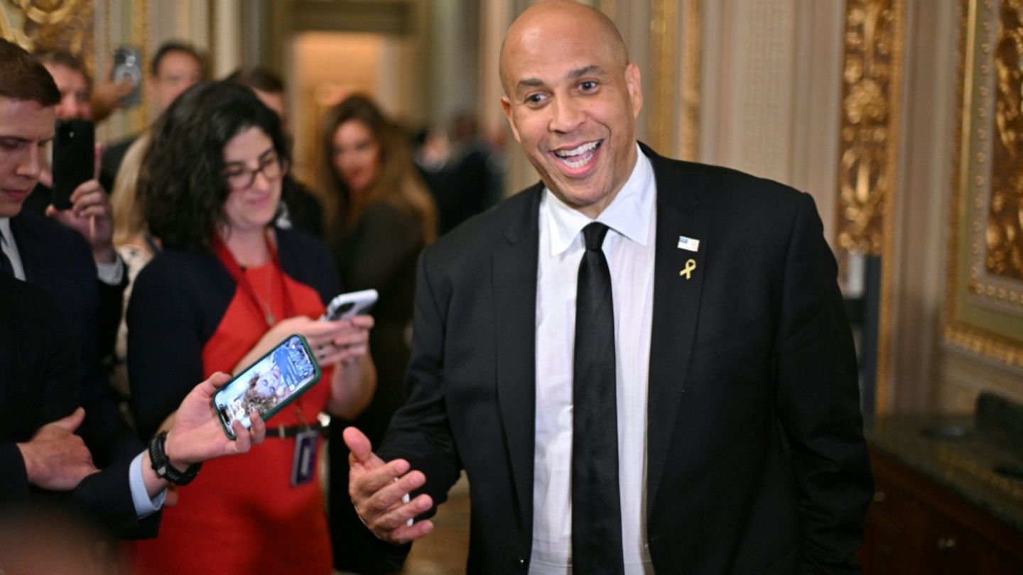 Cory Booker vor Journalisten nach dem Beendigung seiner Rede