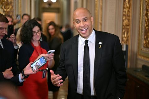 Cory Booker vor Journalisten nach dem Beendigung seiner Rede