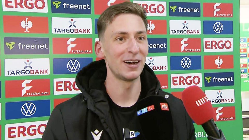Arminia Bielefeld-Spieler nach Pokal-Coup: Erste Worte nach dem Sieg Sie fahren nach Berlin. Drittligist Bielefeld gelingt mit 2:1 der Sieg gegen Bayer Leverkusen. Auch die Spieler selbst können das zunächst kaum fassen.