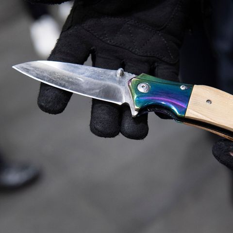 Ein Bundespolizist zeigt ein sichergestelltes Messer am Berliner Bahnhof Ostkreuz