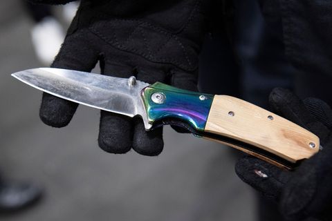Ein Bundespolizist zeigt ein sichergestelltes Messer am Berliner Bahnhof Ostkreuz