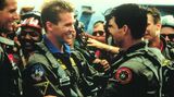 Es war einer der erfolgreichsten Filme der 1980er-Jahre: In dem Actionkracher "Top Gun" spielte Val Kilmer 1986 den Kampfpiloten Iceman, der zunächst der Gegenspieler des von Tom Cruise gespielten Pete "Maverick" Mitchell ist. Beide Schauspieler wurden durch den Kinoerfolg in die erste Liga Hollywoods katapultiert