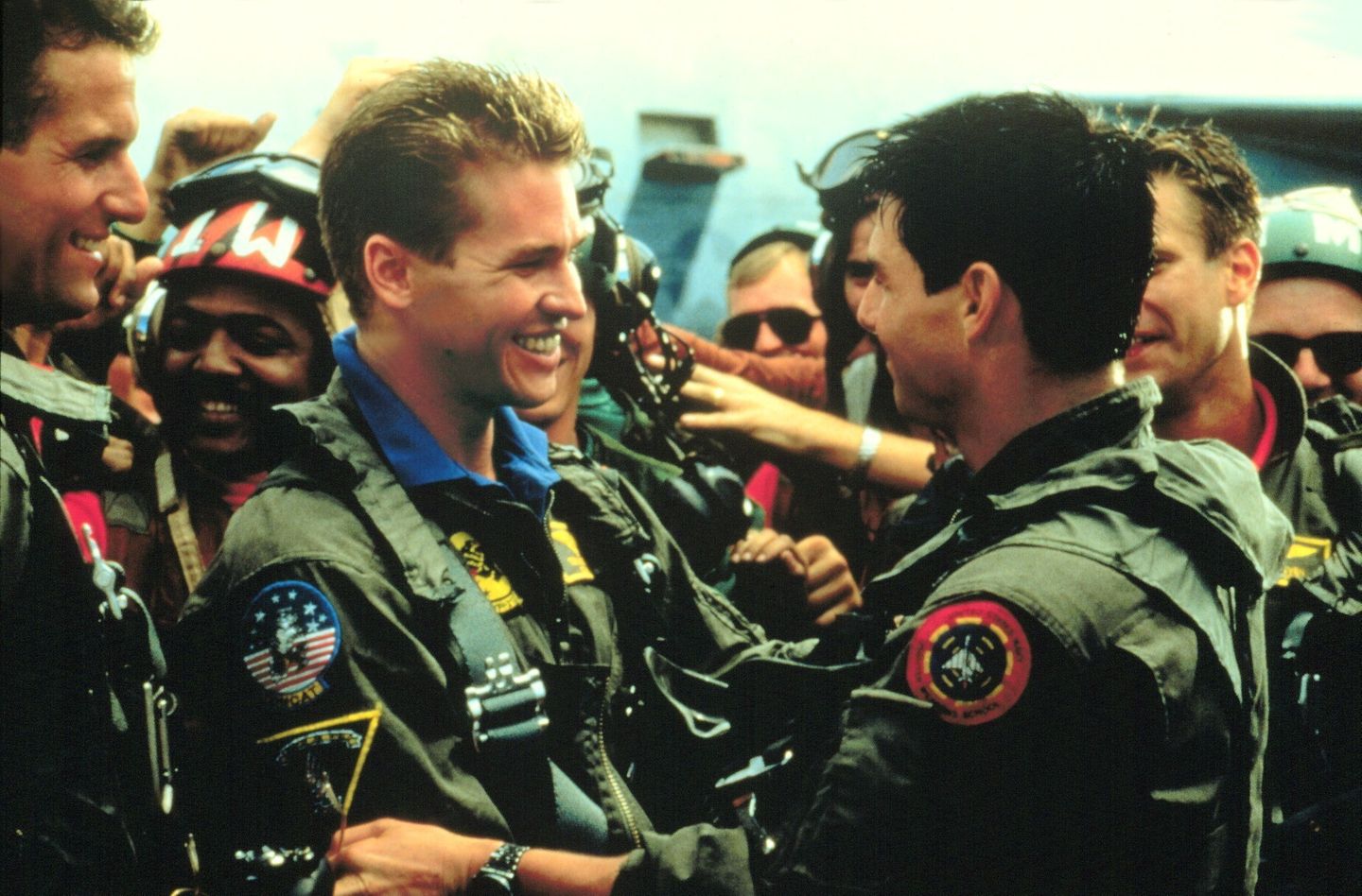 Es war einer der erfolgreichsten Filme der 1980er-Jahre: In dem Actionkracher „Top Gun“ spielte Val Kilmer 1986 den Kampfpiloten Iceman, der zunächst der Gegenspieler des von Tom Cruise gespielten Pete „Maverick“ Mitchell ist. Beide Schauspieler wurden durch den Kinoerfolg in die erste Liga Hollywoods katapultiert.