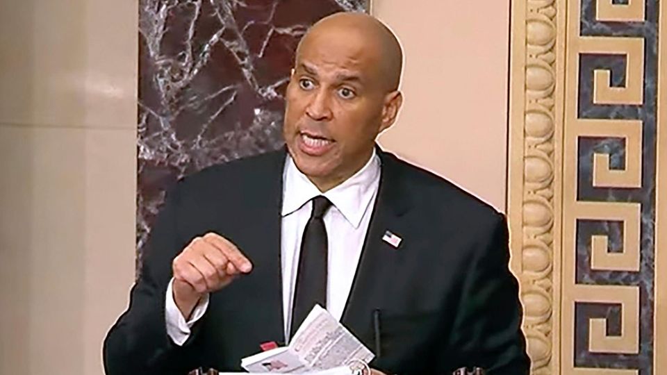 Der Demokrat Cory Booker stellt mit seiner Protestrede gegen Donald Trumps Poltik einen neuen Rekord auf. 25 Stunden und fünf Minuten hielt er durch.