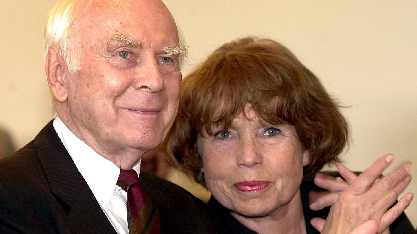 Vicco von Bülow alias Loriot und seine Frau Romi applaudieren am 22.6.2001 in Wuppertal bei einer musikalischen Darbietung