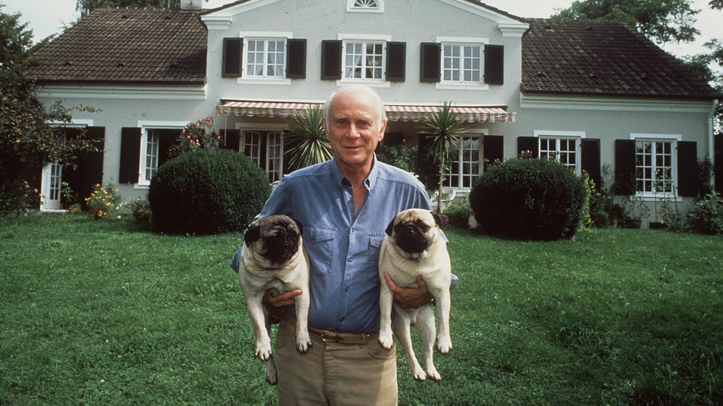 Loriot mit seinen zwei Hunden, beides Möpse
