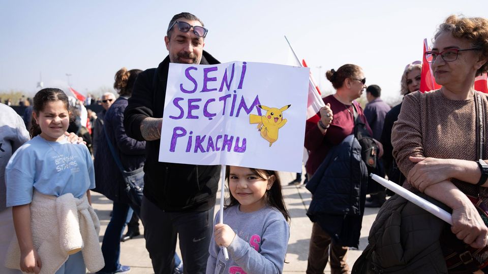 Bei den Protesten in der Türkei hält ein Mädchen ein Schild: "Pikachu, ich habe dich gewählt" Bei den Protesten in der Türkei hält ein Mädchen ein Schild: "Pikachu, ich habe dich gewählt"