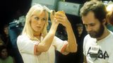 Agnetha Fältskog (Musikgruppe: "ABBA") mit Bühnenarbeiter, Konzert, Warschau/Polen, 01.01.1976,