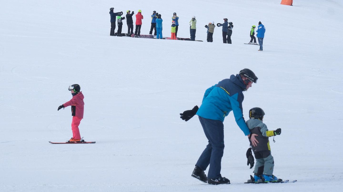 Kinder fahren Ski