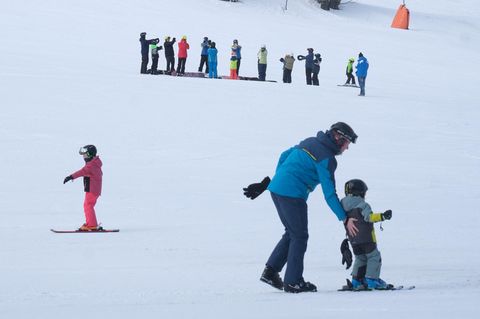 Kinder fahren Ski