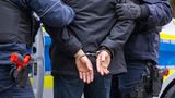 Während die Zahl der zu Gewalttaten ermittelten deutschen Tatverdächtigen im vergangenen Jahr um 0,7 Prozent stieg, registrierten die Polizeibehörden von Bund und Ländern bei den nicht deutschen Tatverdächtigen hier eine Zunahme um 7,5 Prozent. Allerdings weist das Bundeskriminalamt (BKA) darauf hin, dass auch der Anteil der Ausländer an der Bevölkerung im Verlauf des Jahres zugenommen hat. Studien zeigen zudem, dass Menschen eine Tat eher zur Anzeige bringen, wenn sie vermuten, dass der mutmaßliche Täter ein Ausländer ist