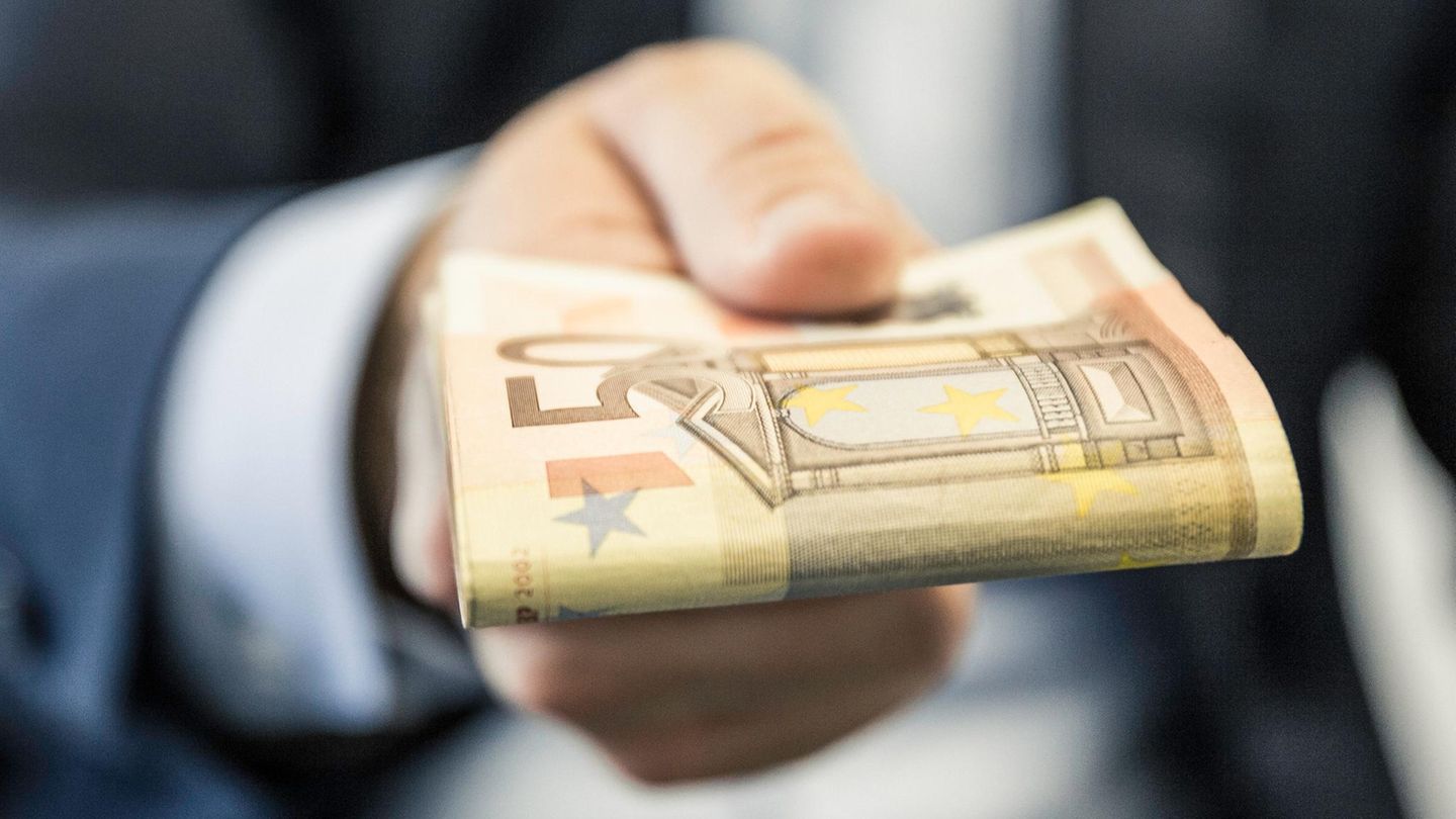 Wirtschaftskriminalität Keinen allgemeinen Trend kann man laut BKA aus der starken Zunahme von Fällen im Bereich der Wirtschaftskriminalität ablesen. Hier stieg die Zahl der Fälle im Vergleich zum Vorjahr um mehr als 57 Prozent auf rund 22.400 Fälle an. Grund dafür sei der Abschluss zum Teil mehrjähriger Ermittlungen in Sammelverfahren mit einer Vielzahl von Geschädigten