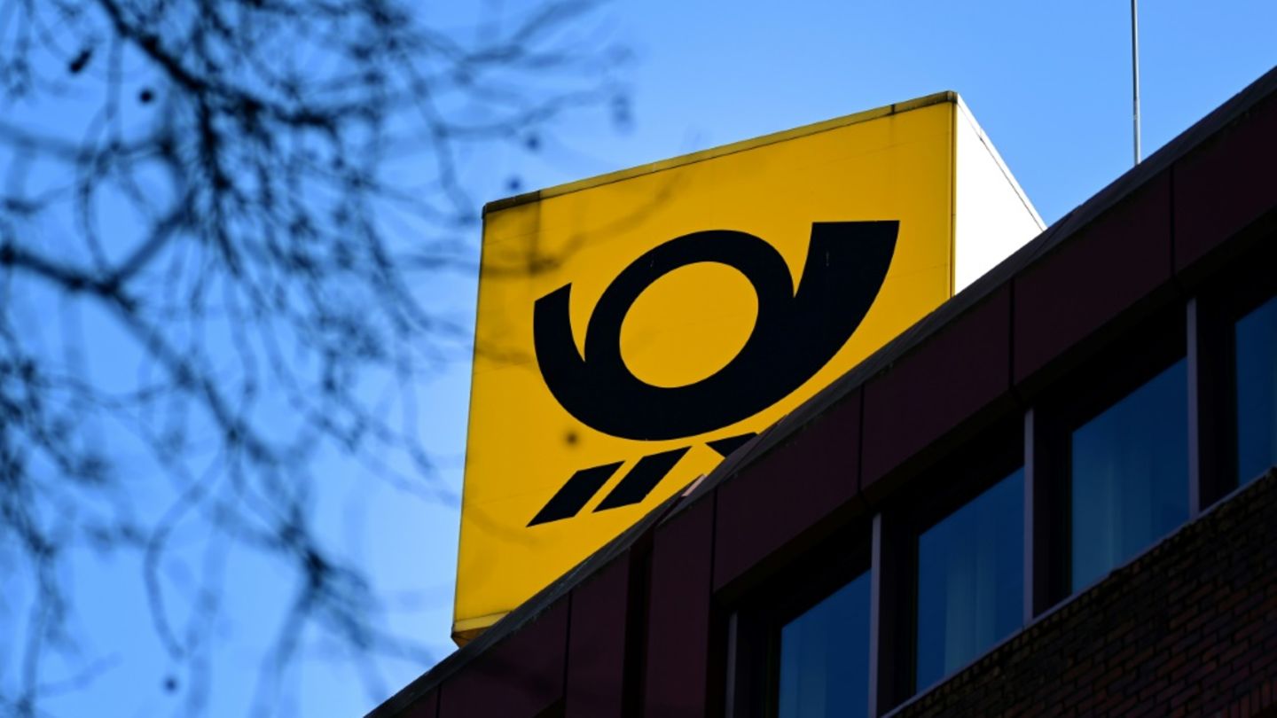 Logo der Deutschen Post auf einem Gebäude in Dortmund