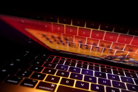 Die Tastatur eines Laptops spiegelt sich auf dem Bildschirm des Computers
