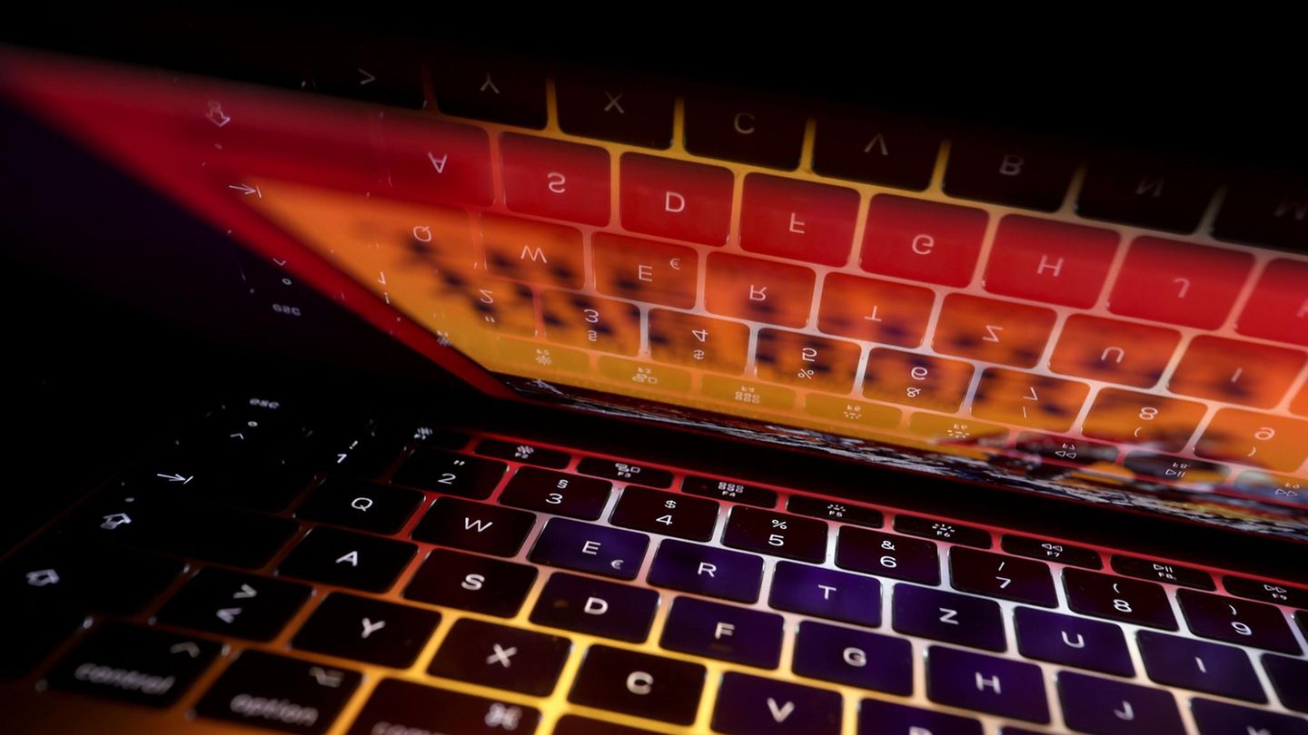 Die Tastatur eines Laptops spiegelt sich auf dem Bildschirm des Computers