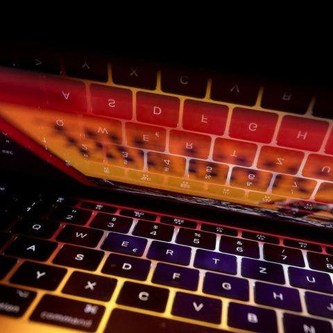 Die Tastatur eines Laptops spiegelt sich auf dem Bildschirm des Computers