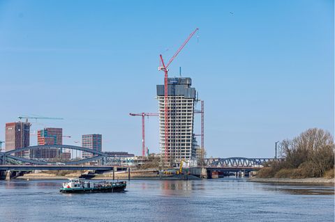 Elbtower zwischen den Elbbrücken