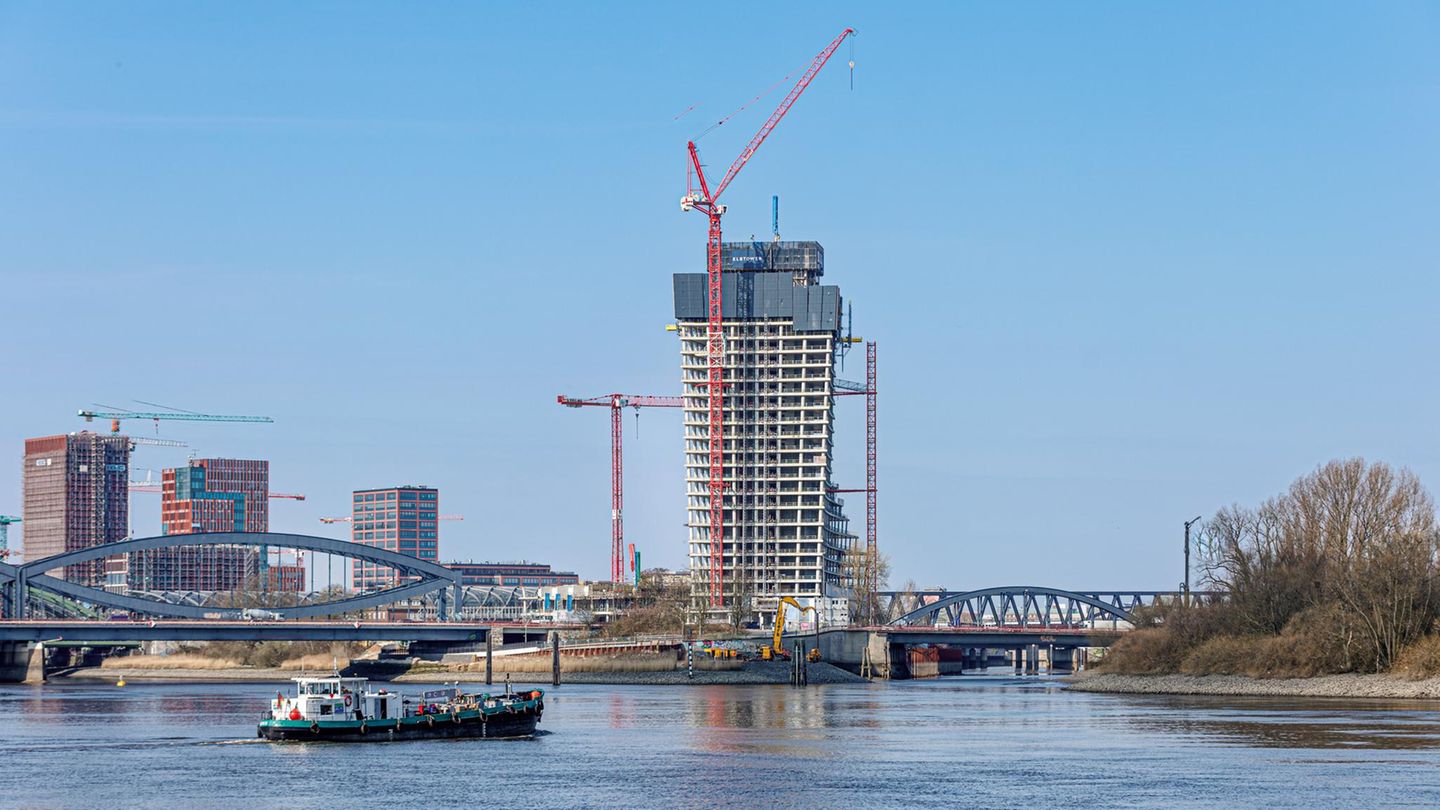 Elbtower zwischen den Elbbrücken