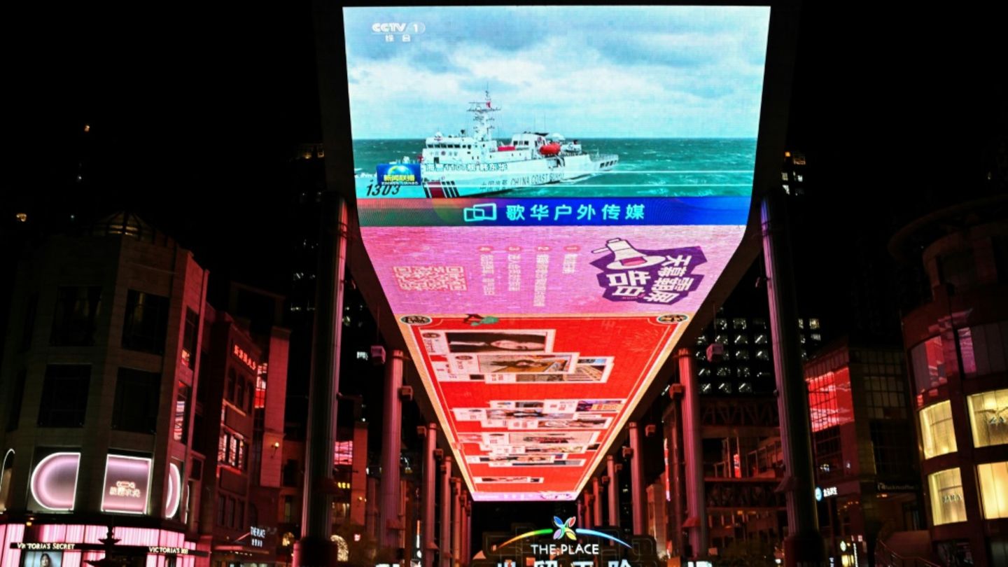 Bildschirm in Peking mit Bericht über Manöver