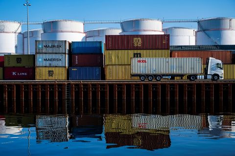Lastwagen vor Containern