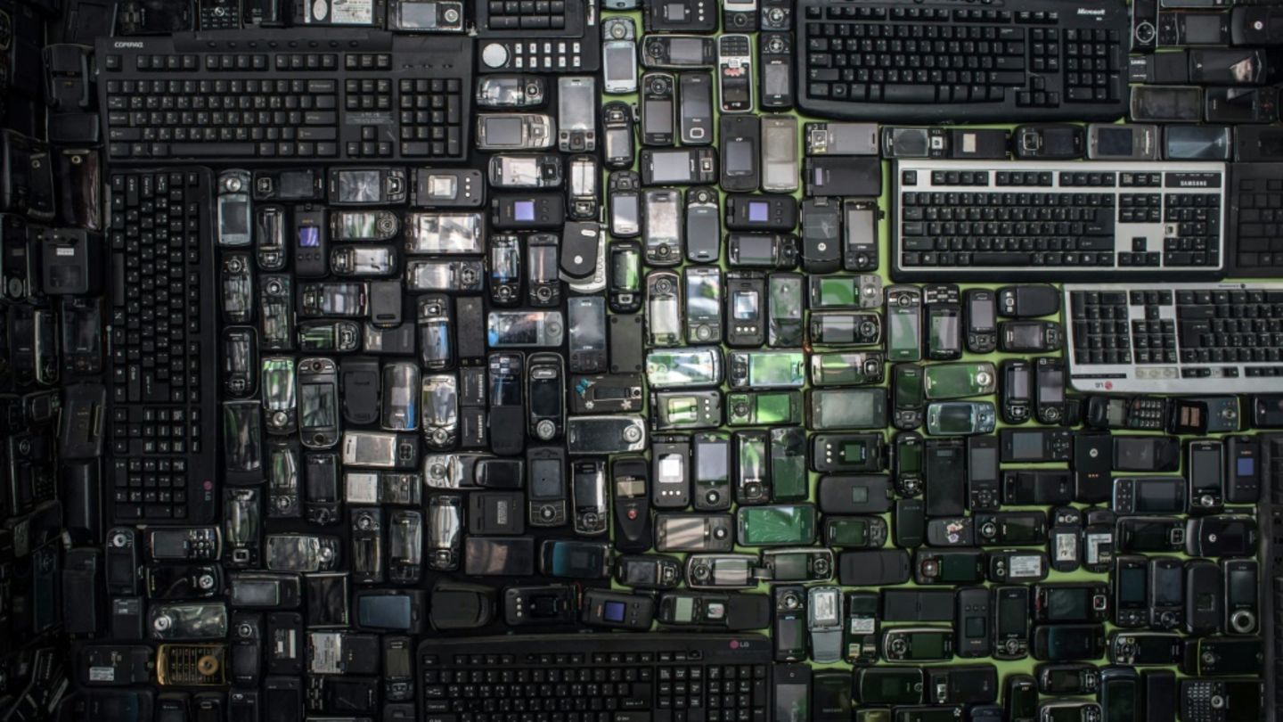 Weggeworfene Handys und Computertastaturen