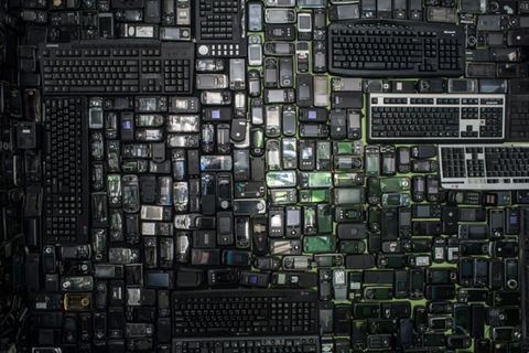 Weggeworfene Handys und Computertastaturen