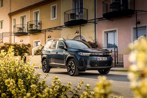 Crossover Dacia bigster kann sich auch optisch sehen lassen: rustikaler Charme, eine selbstbewussten Maske nebst LED-Scheinwerfern, reichlich Bodenfreiheit und markante Kunststoffleisten