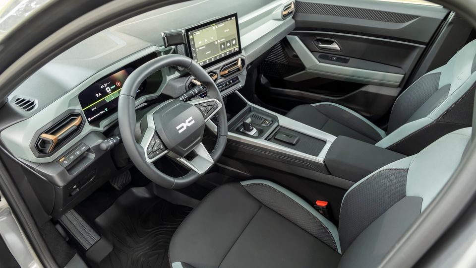 Fahrbericht : Die Smartphone-Integration klappt prima beim Dacia Bigster, der zentrale 10-Zoll-Bildschirm ist groß genug dimensioniert, und Ablagen gibt es zahlreich Die Smartphone-Integration klappt prima beim Dacia Bigster, der zentrale 10-Zoll-Bildschirm ist groß genug dimensioniert, und Ablagen gibt es zahlreich