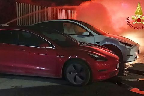Brennender Tesla-Händler in Italien