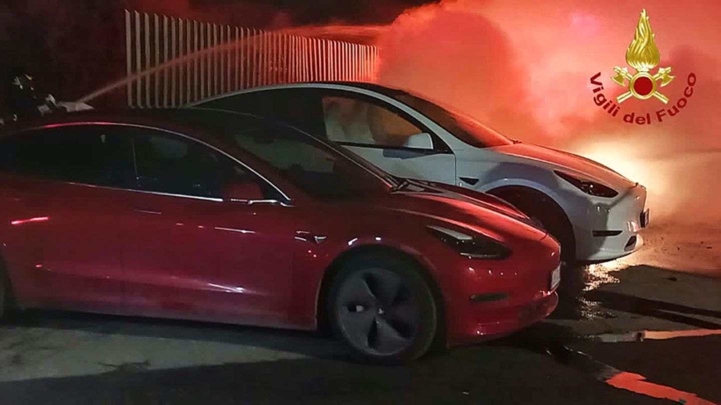 Brennender Tesla-Händler in Italien